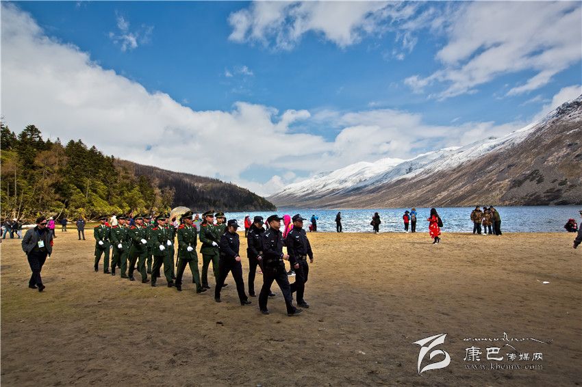 “五.一”小長假流動(dòng)在景區(qū)的風(fēng)景線(康巴傳媒網(wǎng)首屆紀(jì)實(shí)攝影大賽)