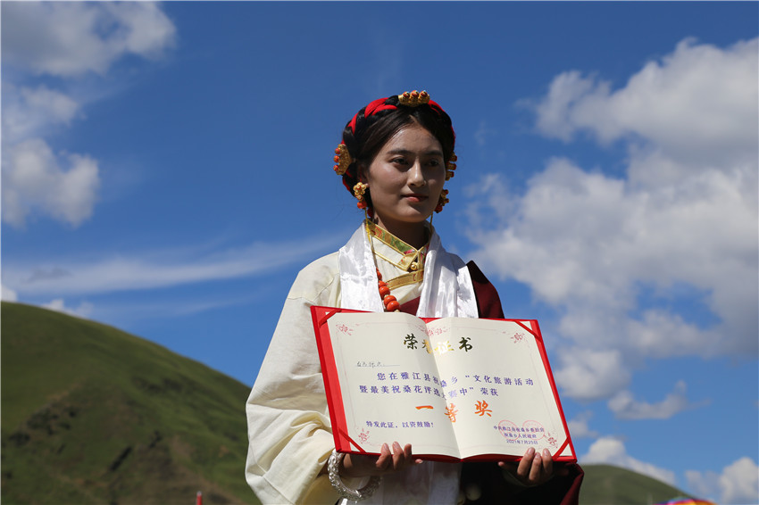 最美祝桑花評選活動(dòng)一等獎(jiǎng)獲得者 白馬擁次.JPG