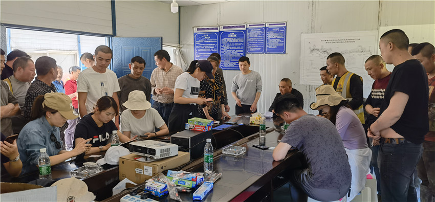 農(nóng)行道孚支行服務(wù)現(xiàn)場.jpg 農(nóng)行道孚支行服務(wù)現(xiàn)場.jpg