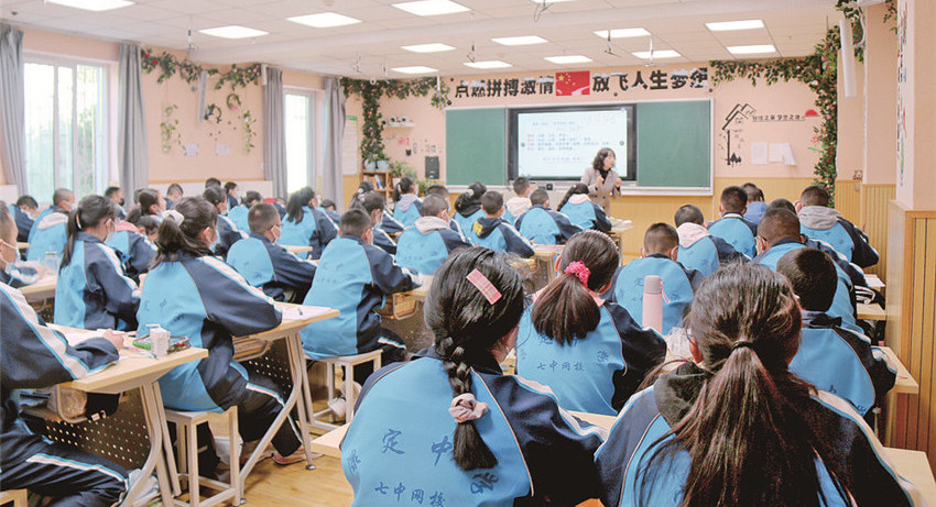 康定中學(xué).jpg 康定中學(xué).jpg