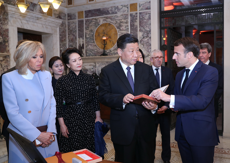 2019年3月24日，習(xí)近平在法國(guó)尼斯會(huì)見法國(guó)總統(tǒng)馬克龍。會(huì)見前，馬克龍向習(xí)近平贈(zèng)送1688年法國(guó)出版的首部《論語導(dǎo)讀》法文版原著。