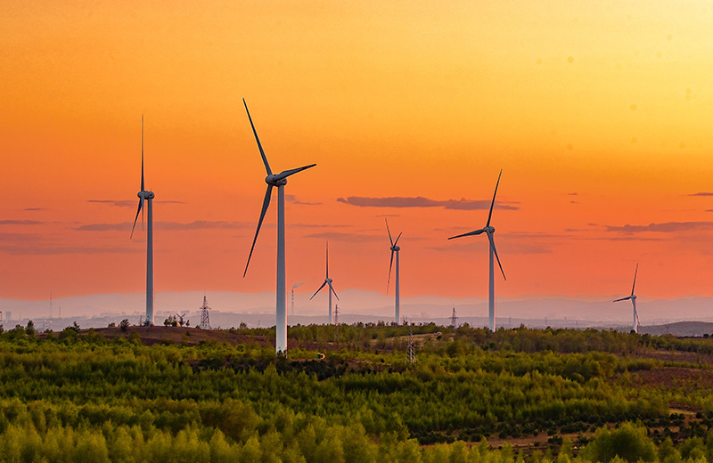 2023年5月23日清晨拍攝的內(nèi)蒙古興安盟烏蘭浩特市呼和馬場風(fēng)力光伏發(fā)電場內(nèi)的風(fēng)機。