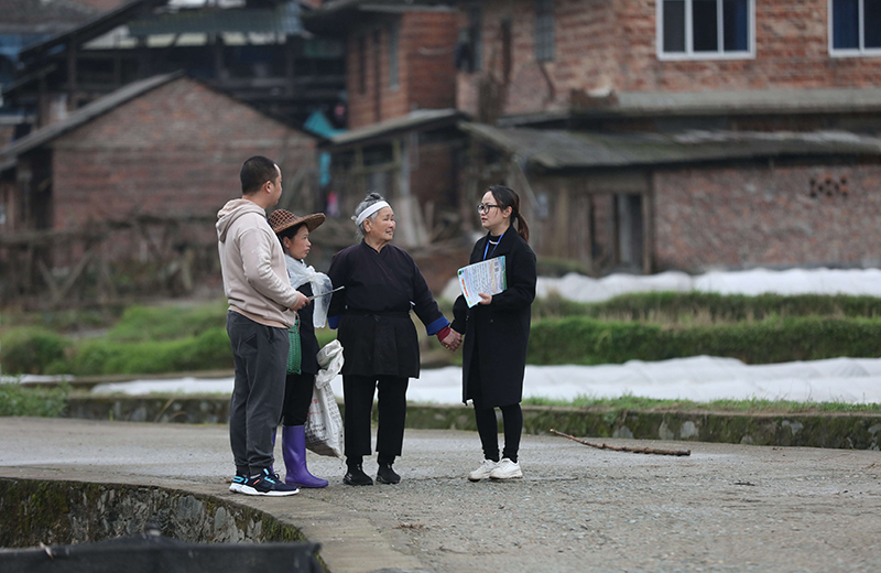 2022年3月24日，在廣西柳州市三江侗族自治縣良口鄉(xiāng)南寨村，紀(jì)檢監(jiān)察干部（右一、左一）在了解惠農(nóng)政策落實(shí)情況。