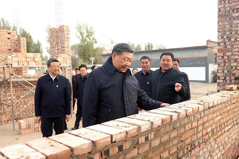 2023年11月10日，習(xí)近平總書記在河北保定涿州市刁窩鎮(zhèn)萬全莊村房屋重建施工現(xiàn)場(chǎng)考察。