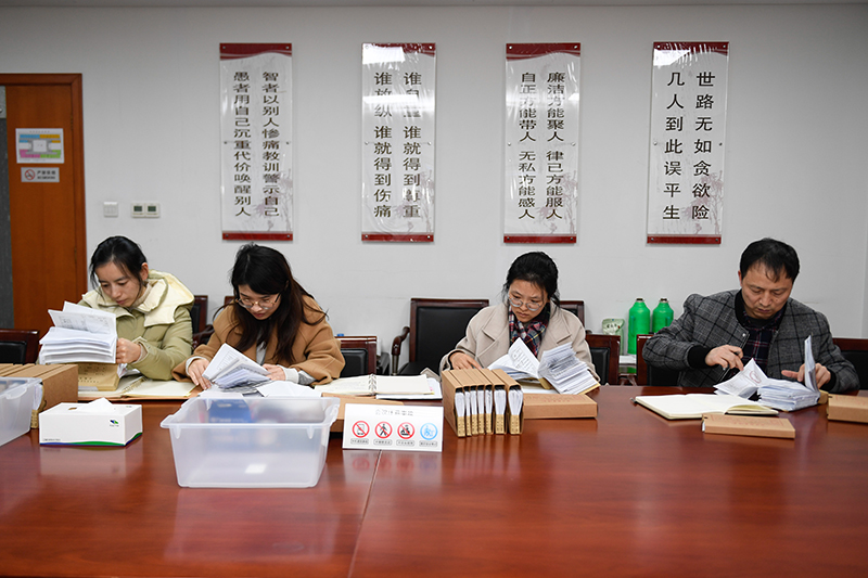 2020年1月8日，浙江寧波市北侖區(qū)紀(jì)委工作人員在檢查北侖區(qū)大數(shù)據(jù)發(fā)展管理中心2019年的公款消費(fèi)票據(jù)，查找是否存在違規(guī)問題。