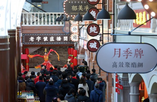 顧客在天津老字號集合店內觀看演出。新華社記者 趙子碩 攝