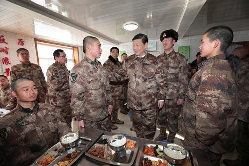 2014年1月26日中午，習(xí)近平來(lái)到連隊(duì)食堂，同戰(zhàn)士們一起用餐。新華社記者 李剛 攝
