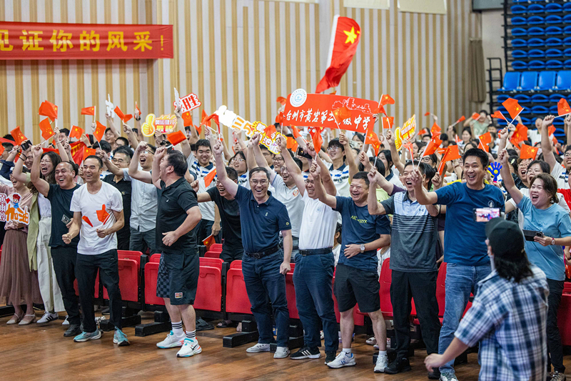 北京時間7月27日，2024年巴黎奧運會首個比賽日，在射擊10米氣步槍混合團體比賽中，中國選手黃雨婷/盛李豪獲得金牌。圖為黃雨婷的母校師生們通過收看奧運直播的方式為她加油助威。