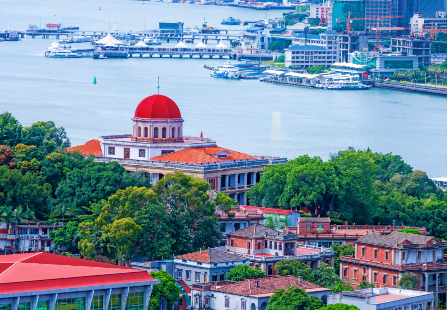 鼓浪嶼素有“萬國建筑博物館”的美譽(yù)，八卦樓作為全國重點(diǎn)文物保護(hù)單位，是鼓浪嶼世界文化遺產(chǎn)核心要素之一。楊勁堅(jiān) 攝