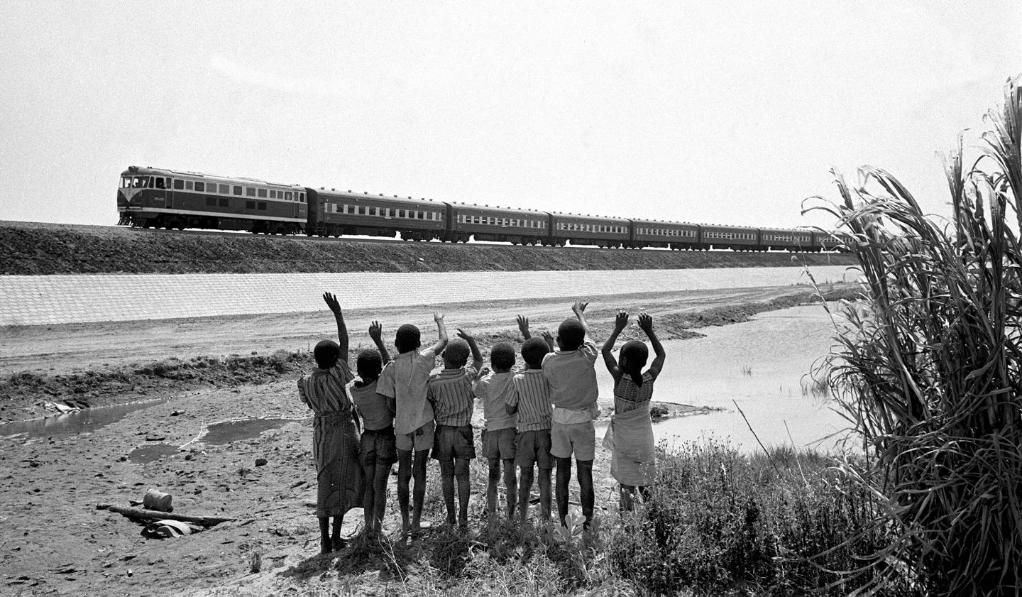 贊比亞魯西瓦西湖畔的少年兒童歡迎坦贊鐵路的列車通到他們的家鄉(xiāng)（1976年攝）。