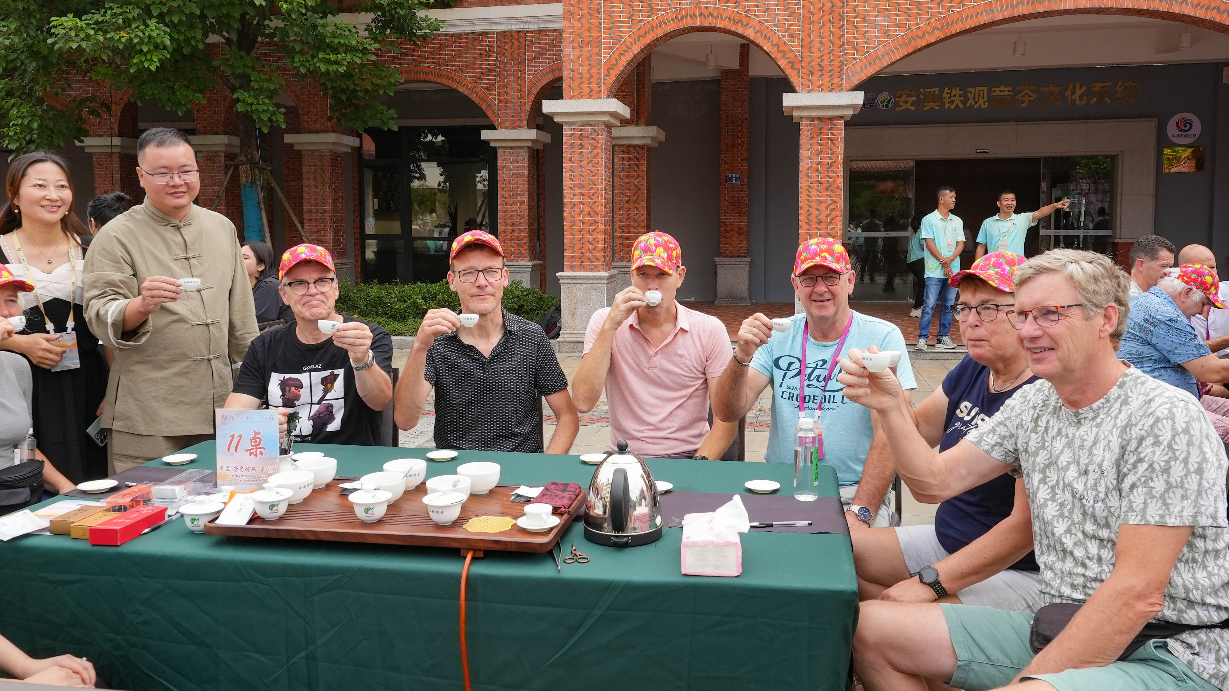 △2023年10月4日，福建泉州，外國人品中國茶。